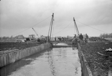 847513 Afbeelding van de werkzaamheden voor de aanleg van een brug in de P03 (de provinciale weg ...